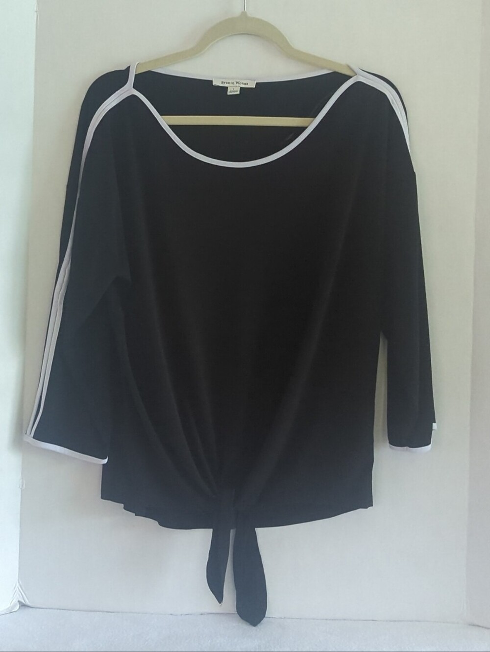 Studio Works Black w White Trim Lightweight Stretchy Pullover Top w Tie Size L
